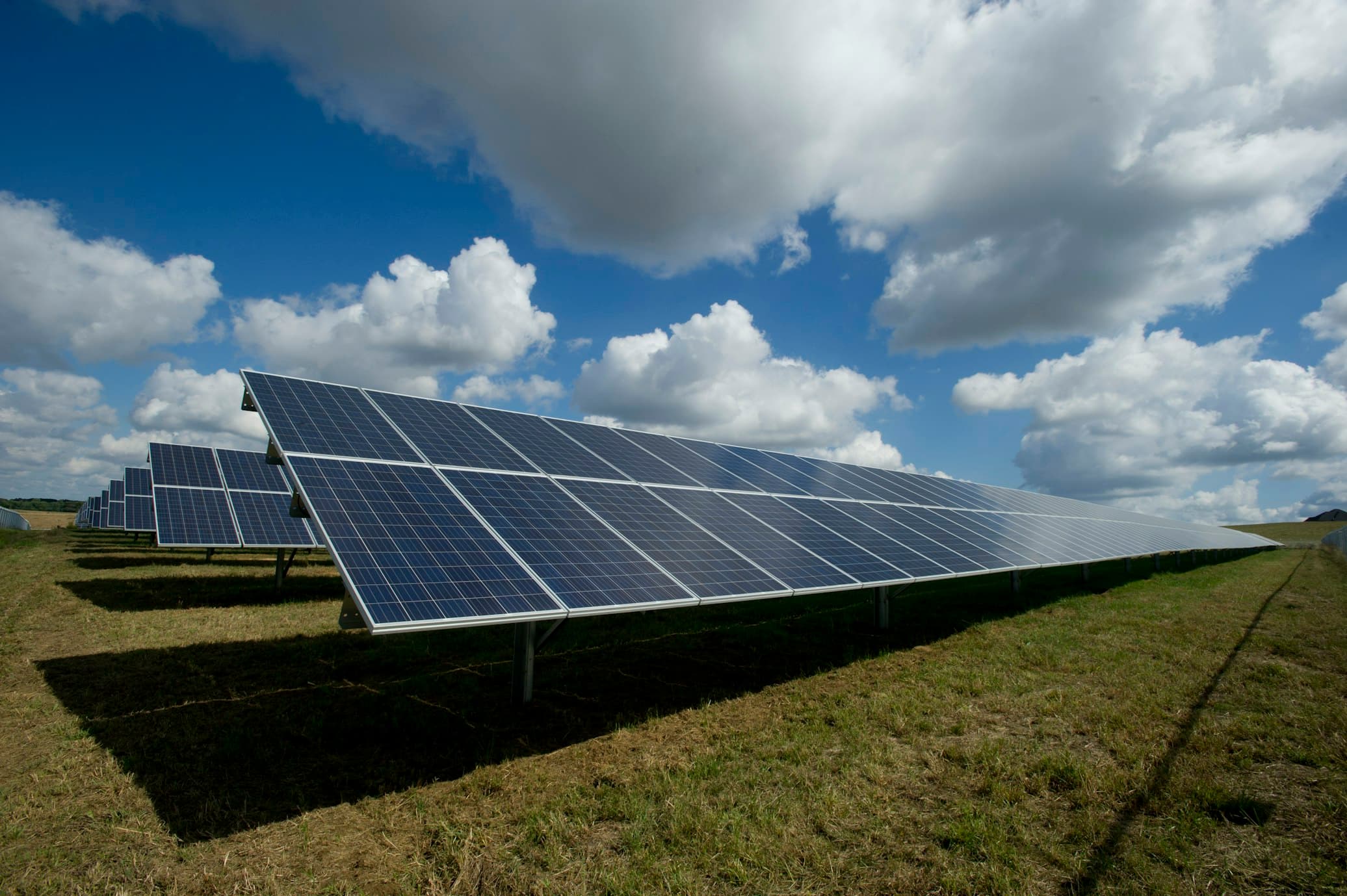 Ganá hasta USD 1,000+ por Referir Empresas que Necesiten Energía Solar - Programa de Comisionistas BIS